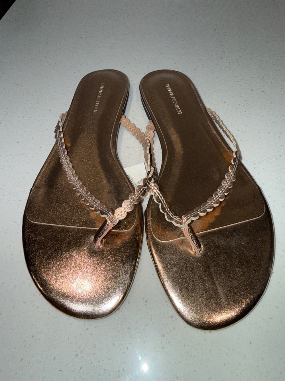Banana Republic Women's Metallic Rose Gold LeatherScallop-Trim Flip Flop Sandals - Picture 4 of 6